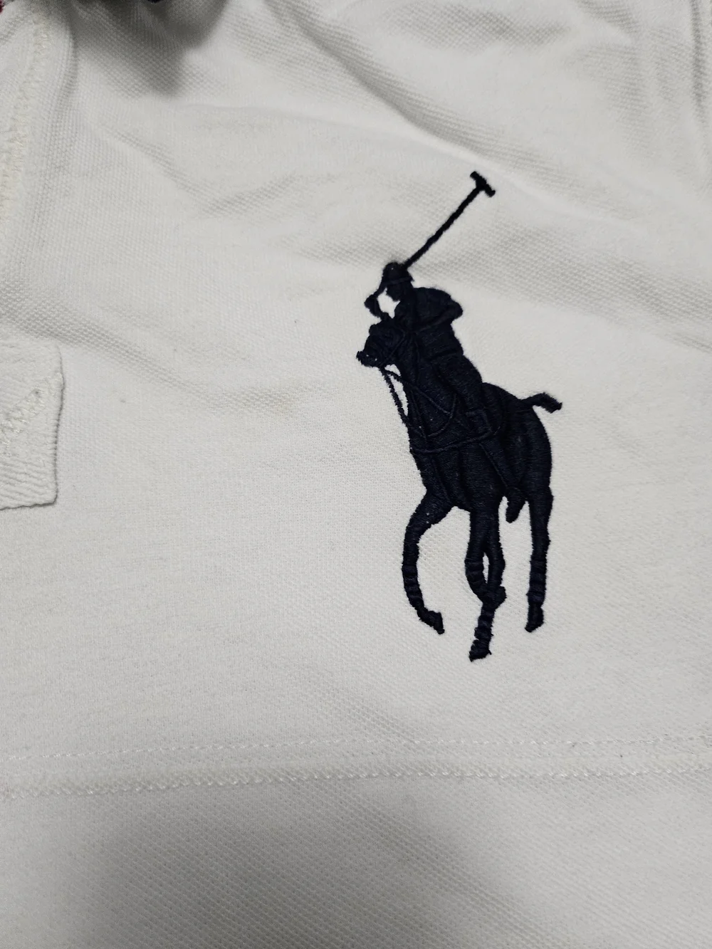 Vintage Polo-Style Men's White Short-Sleeve Shirt with Navy Collar 90s